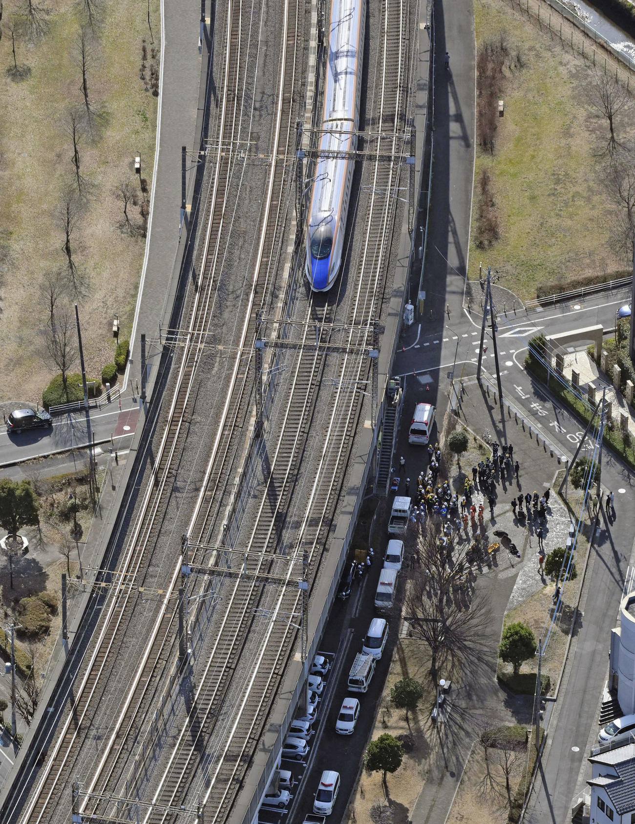 さいたま市で停車した新幹線。地上には作業員が集まっていた（共同）