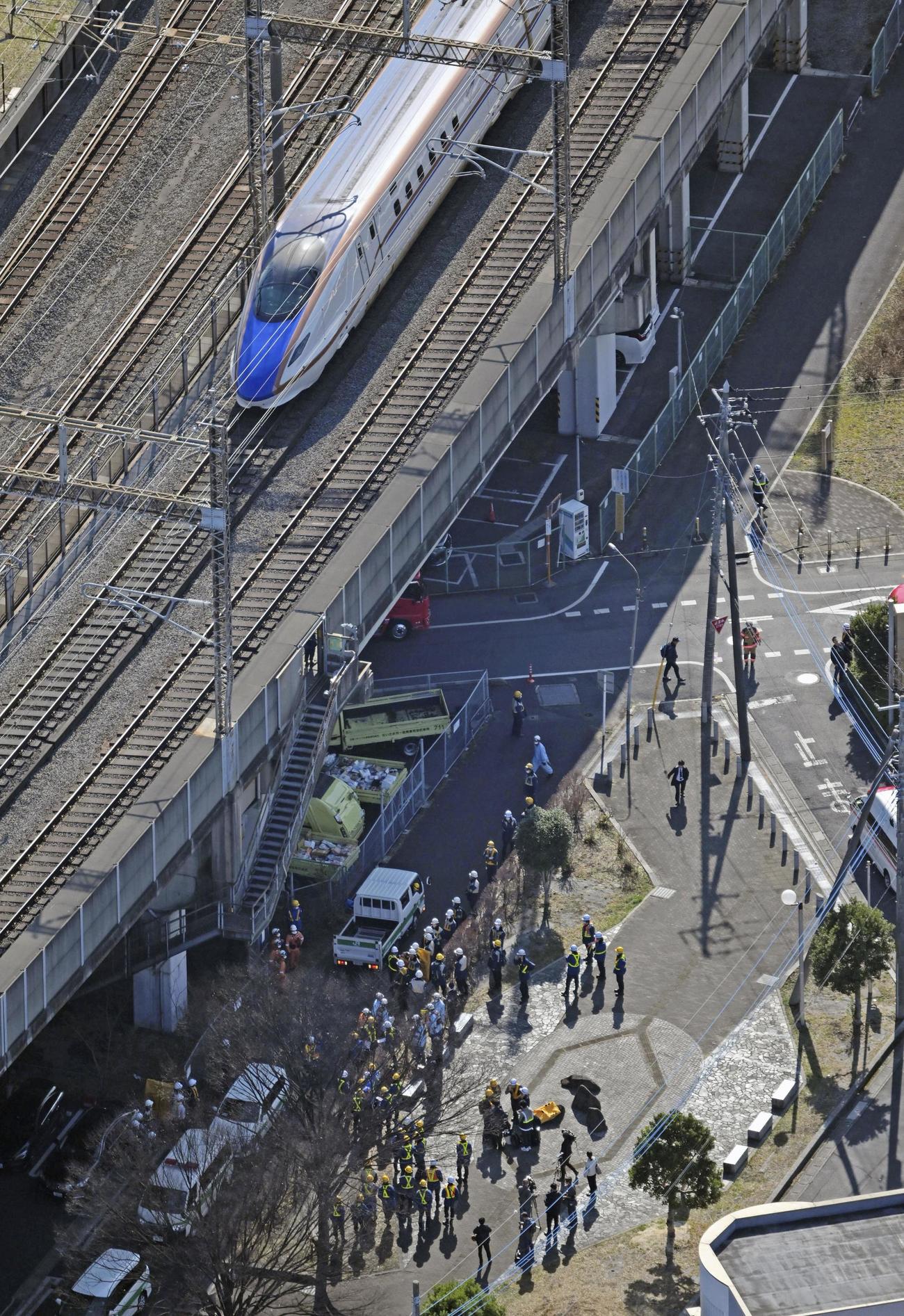 さいたま市中央区で停車した新幹線。地上には作業員が集まっていた（共同）
