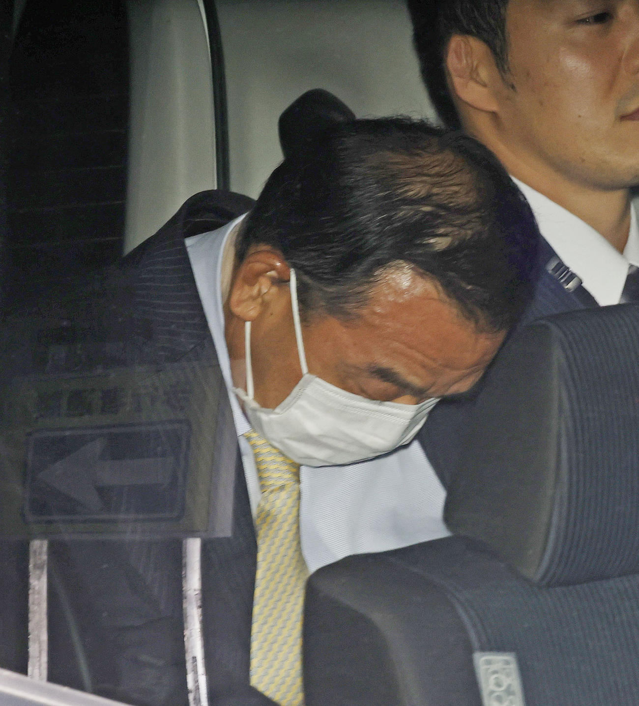 警視庁を出る嶋崎秀彦容疑者（共同）