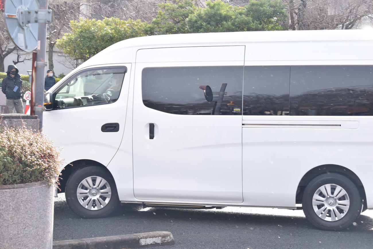 京都地方裁判所に入る青葉被告を乗せたとみられる車（撮影・阪口孝志）