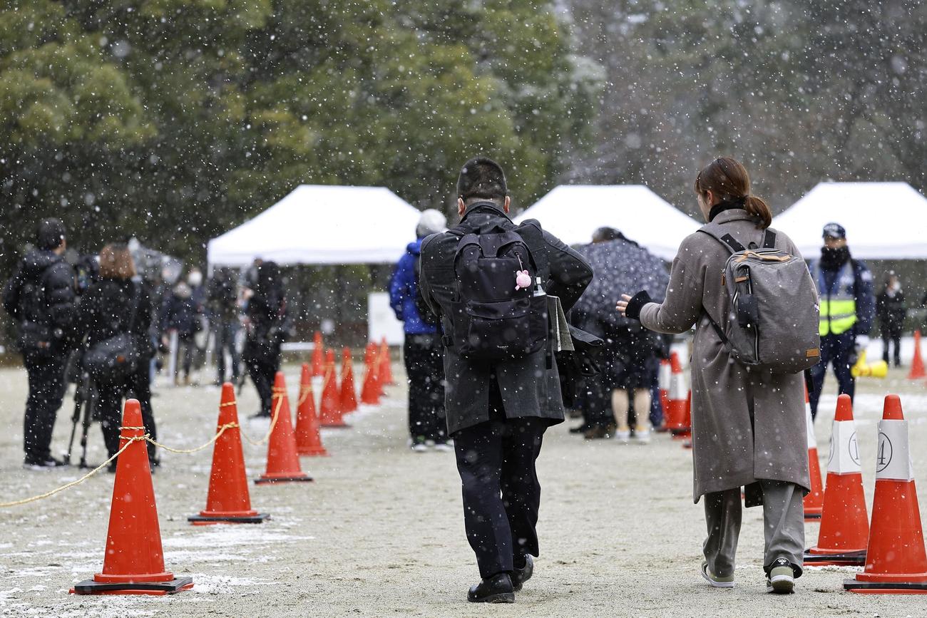 京都アニメーション放火殺人事件の判決公判で、傍聴席を求め訪れた人たち（共同）