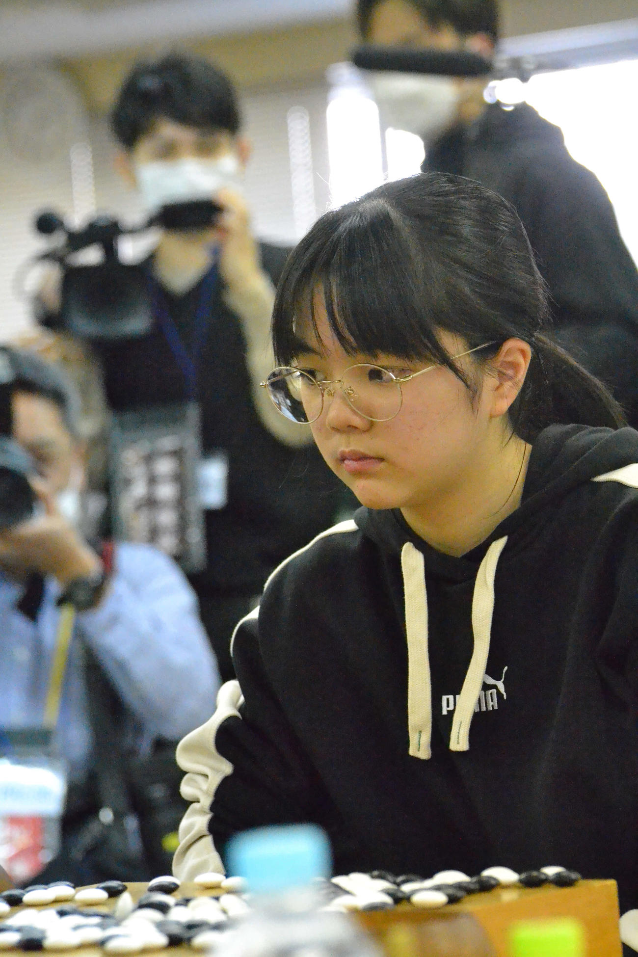 敗れた仲邑菫女流棋聖は終局後に悔しそうに盤を見つめる