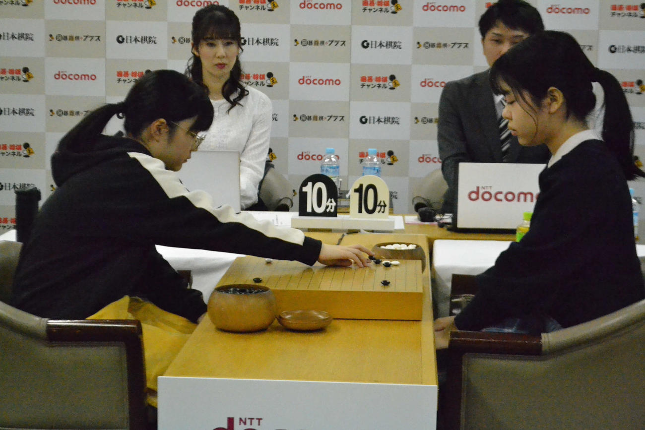 女流棋聖戦第2局はタイトル初防衛を目指す仲邑菫女流棋聖（左）の黒番でスタート（右は挑戦者の上野梨紗二段）