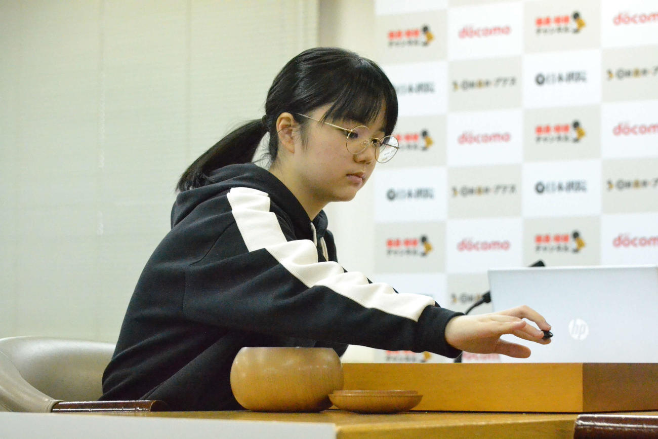 女流棋聖戦第2局は仲邑菫女流棋聖の黒番でスタート