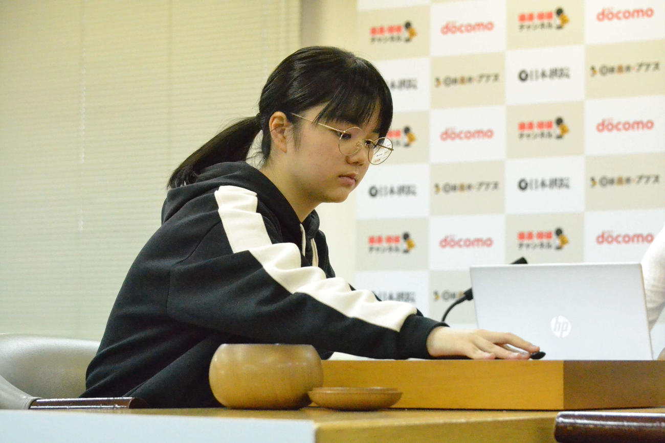 女流棋聖戦第2局はタイトル初防衛を目指す仲邑菫女流棋聖の黒番でスタート