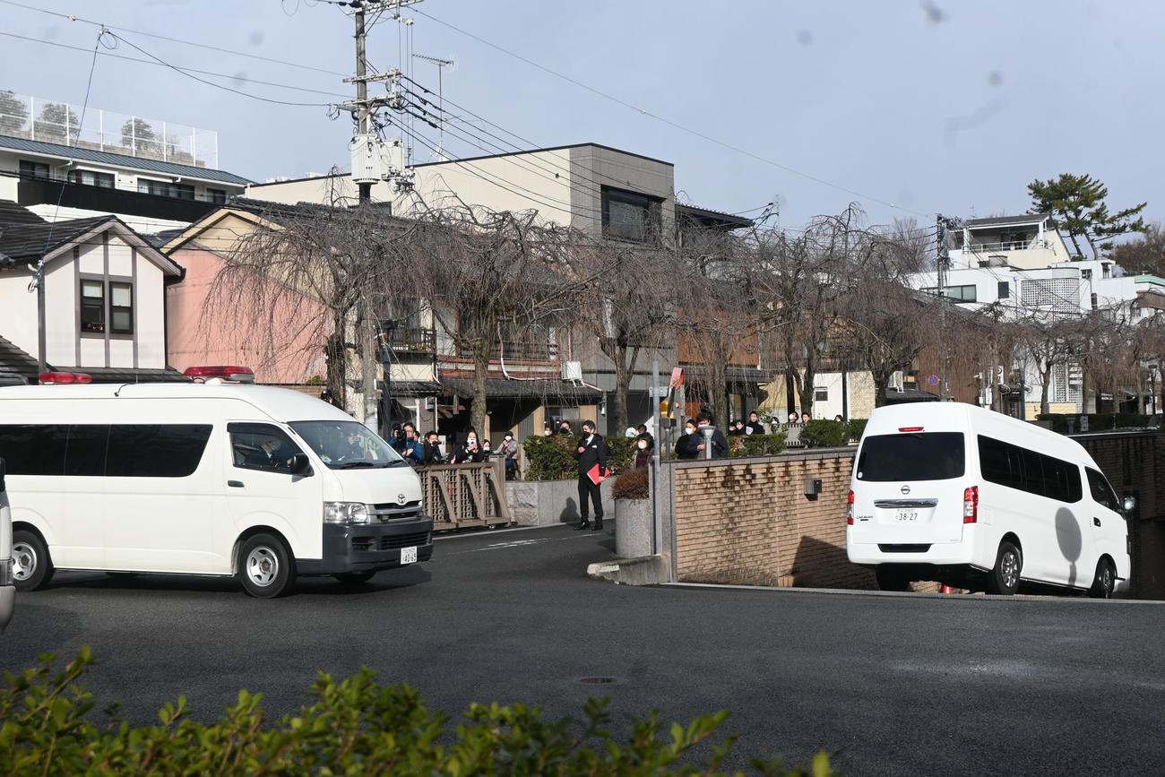 午前9時45分ごろ、青葉真司被告を乗せたとみられる車が京都地裁に入る（撮影・松浦隆司）