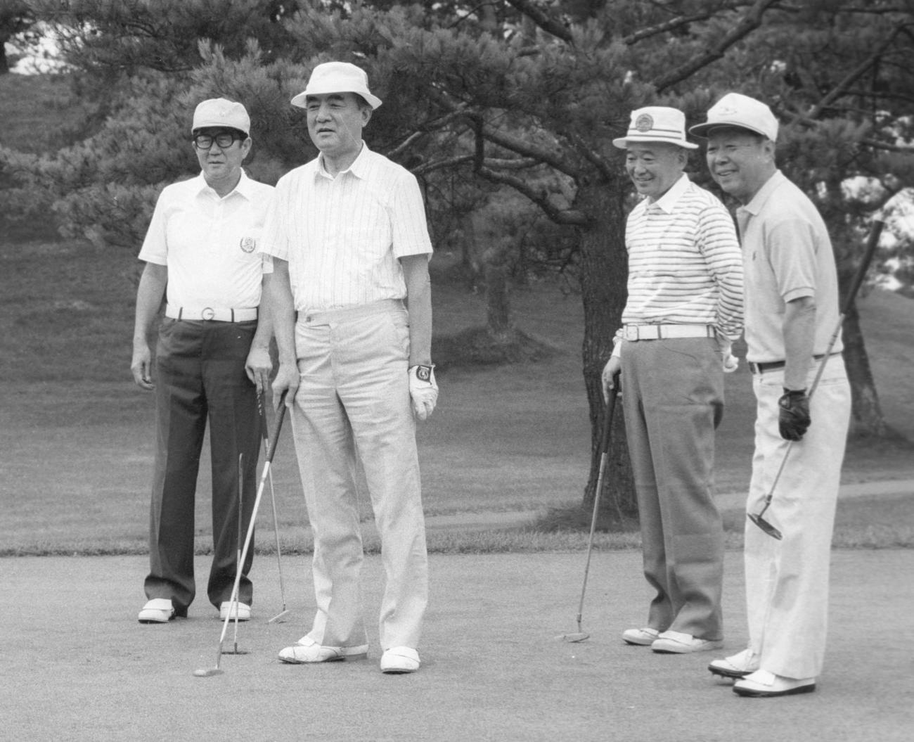 86年8月、軽井沢でゴルフを楽しむ。左から左から安倍晋太郎総務会長、1人おいて竹下登幹事長、宮沢喜一蔵相