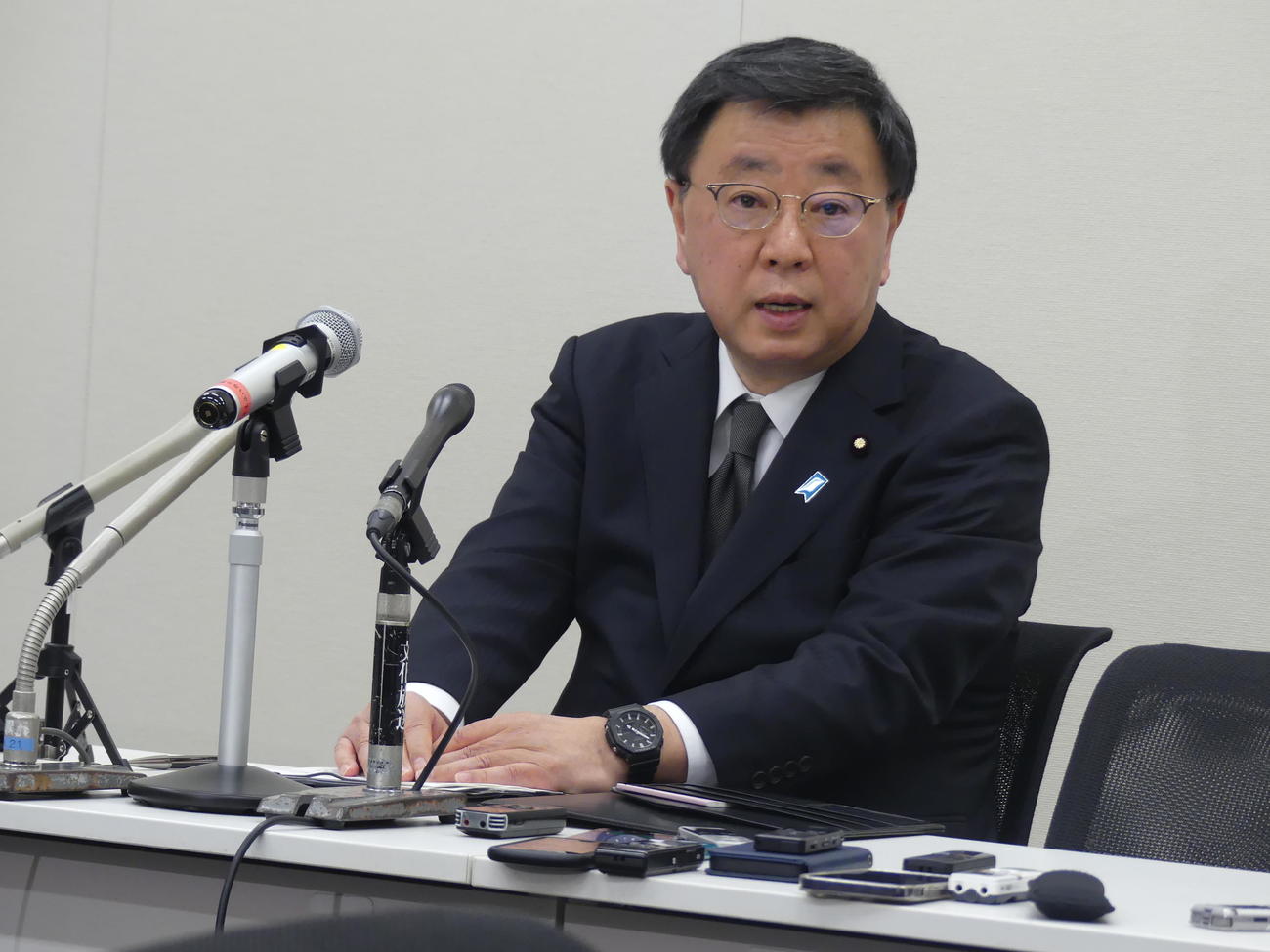 自身の政治資金問題について会見で説明する松野博一前官房長官（撮影・中山知子）