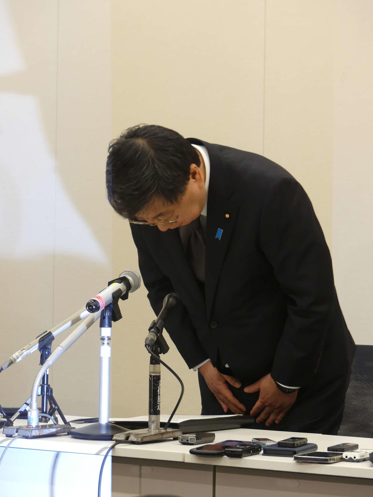 自身の政治資金問題について会見し冒頭で謝罪する松野博一前官房長官（撮影・中山知子）