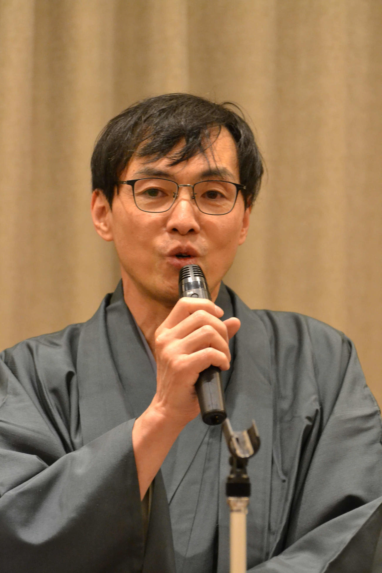 一門後援会のお披露目会であいさつする藤沢一就八段