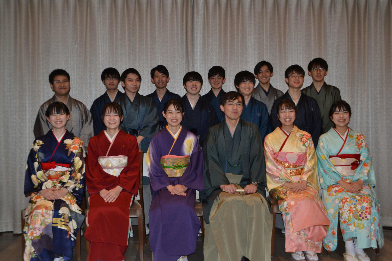 師匠の藤沢一就八段（前列右から3人目）とともに集合した一門の囲碁棋士15人