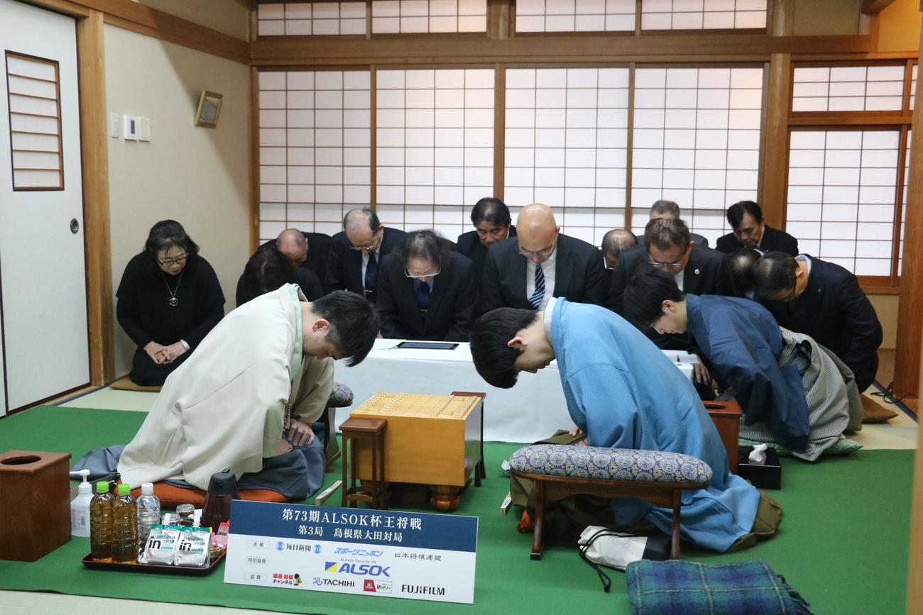 王将戦7番勝負第3局に臨んだ藤井聡太王将（右）と菅井竜也八段（日本将棋連盟提供）