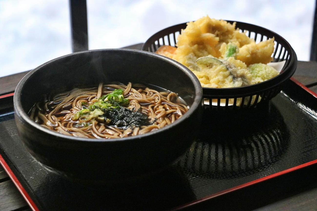 藤井聡太王将が昼食に注文した「大あなご天そば」（日本将棋連盟提供）