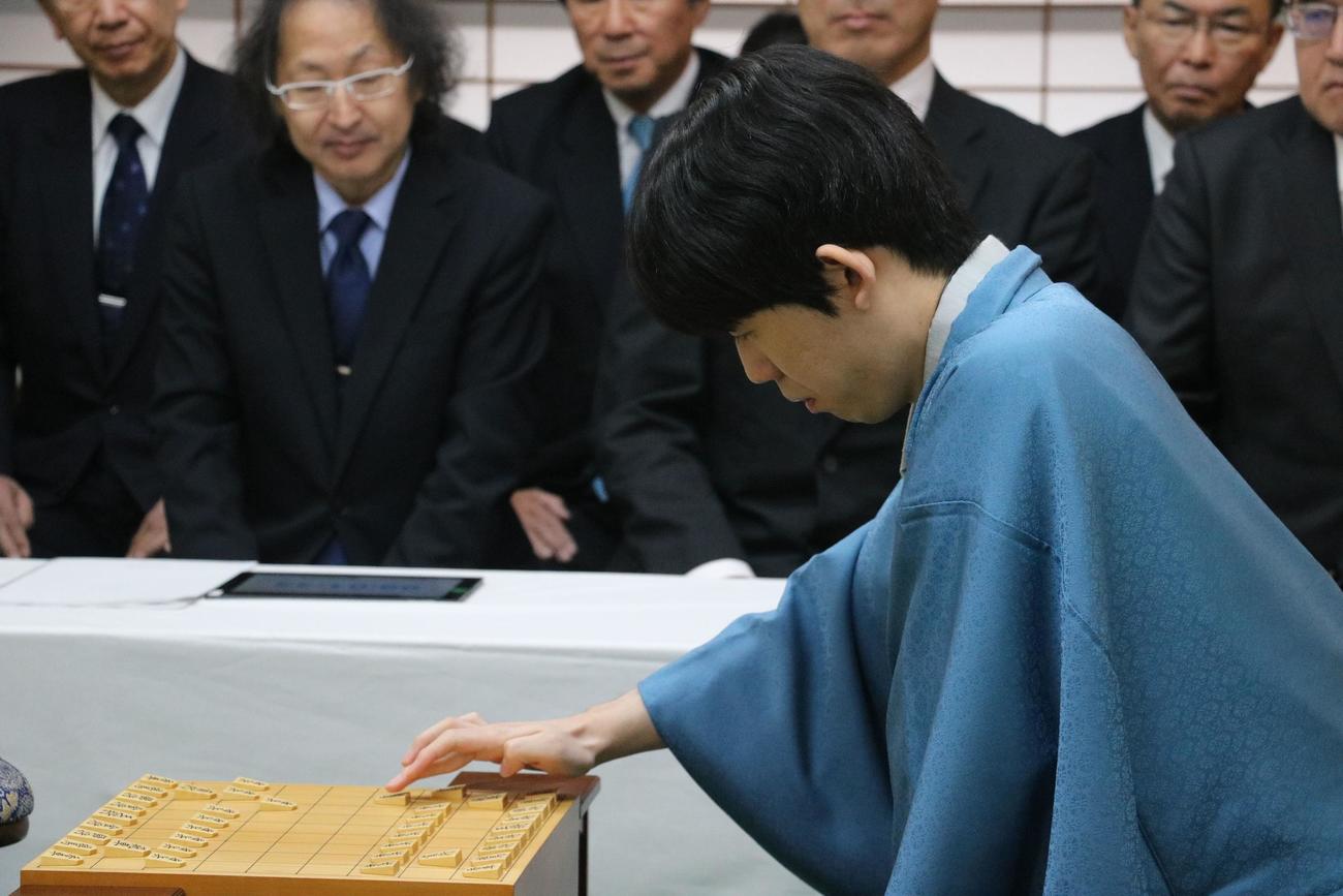 王将戦7番勝負第3局に臨んだ藤井聡太王将（日本将棋連盟提供）