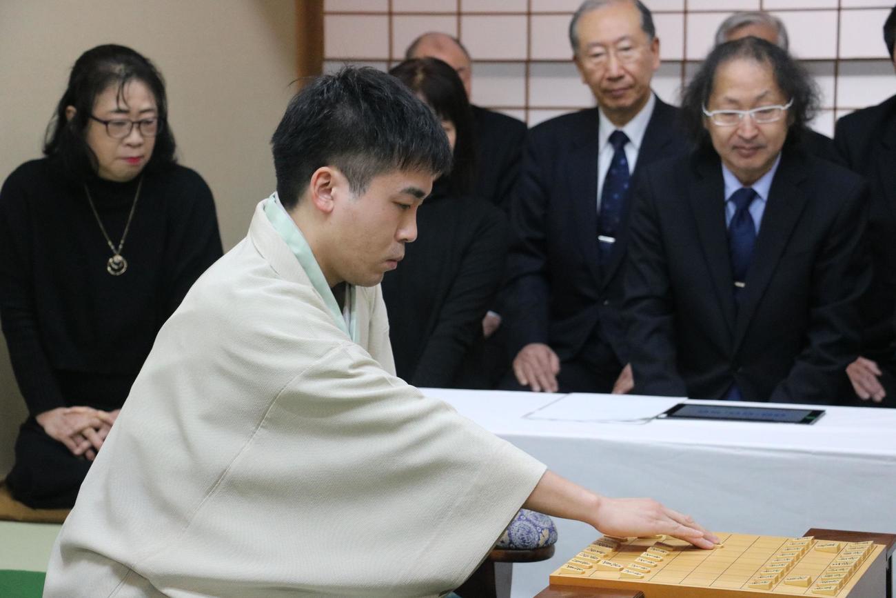 王将戦7番勝負第3局に臨んだ菅井竜也八段（日本将棋連盟提供）