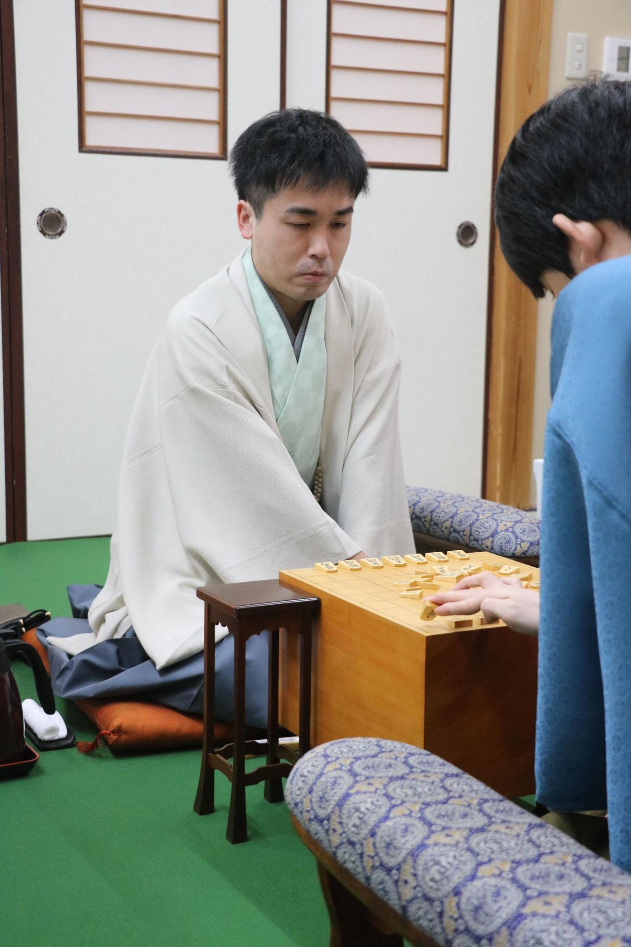 再開された王将戦7番勝負に臨んだ菅井竜也八段（日本将棋連盟提供）