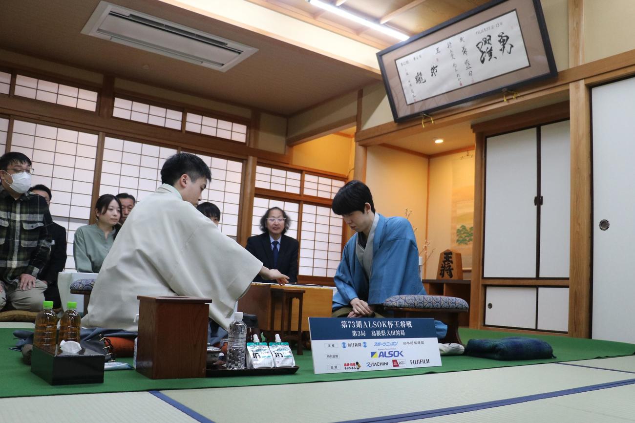 再開された王将戦7番勝負に臨んだ藤井聡太王将（右）、菅井竜也八段（日本将棋連盟提供）
