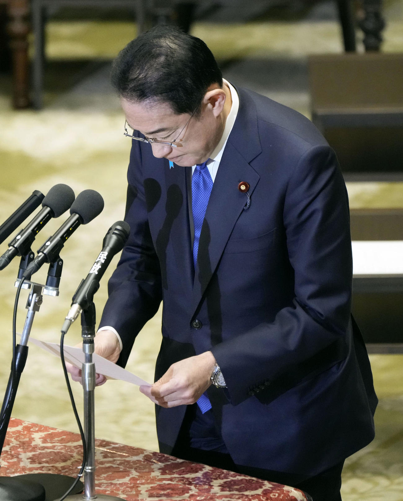 衆院予算委で自民党派閥の裏金事件を巡り陳謝する岸田首相（共同）