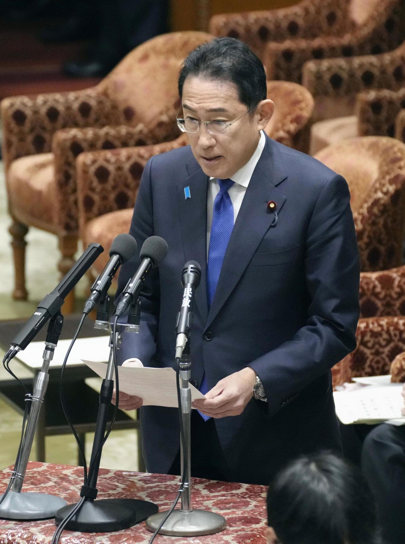 衆院予算委で自民党派閥の裏金事件を巡り陳謝する岸田首相（共同）