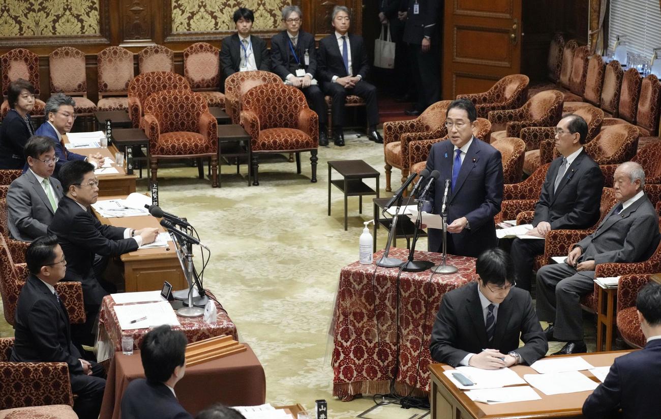 衆院予算委で自民党派閥の裏金問題について発言する岸田首相（右から3人目、共同）