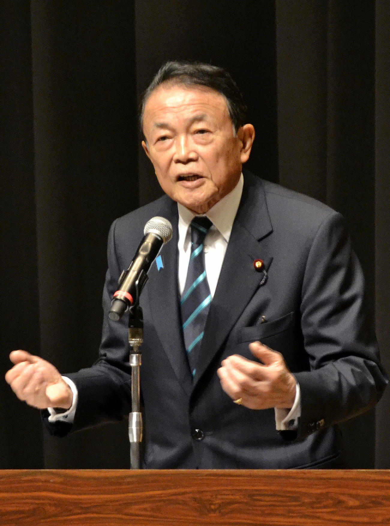 福岡県飯塚市での国政報告会で発言する自民党の麻生副総裁＝27日午後(共同)