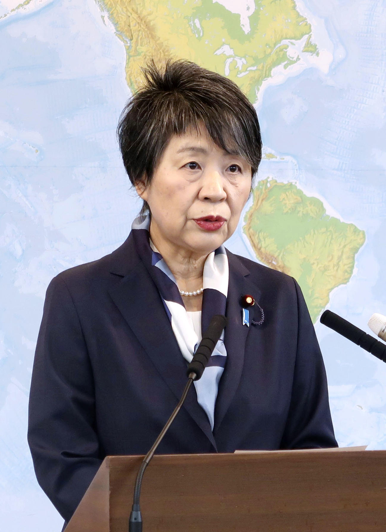 記者会見する上川外相（共同）