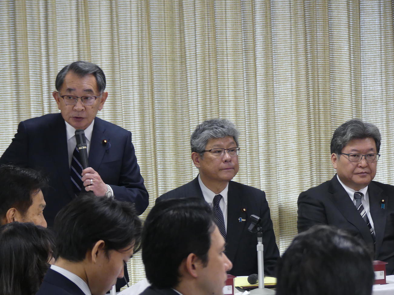 1日、裏金事件を受け解散が決まり、最後の派閥総会であいさつする左から自民党安倍派の塩谷立座長、高木毅事務総長、萩生田光一前政調会長（撮影・中山知子）
