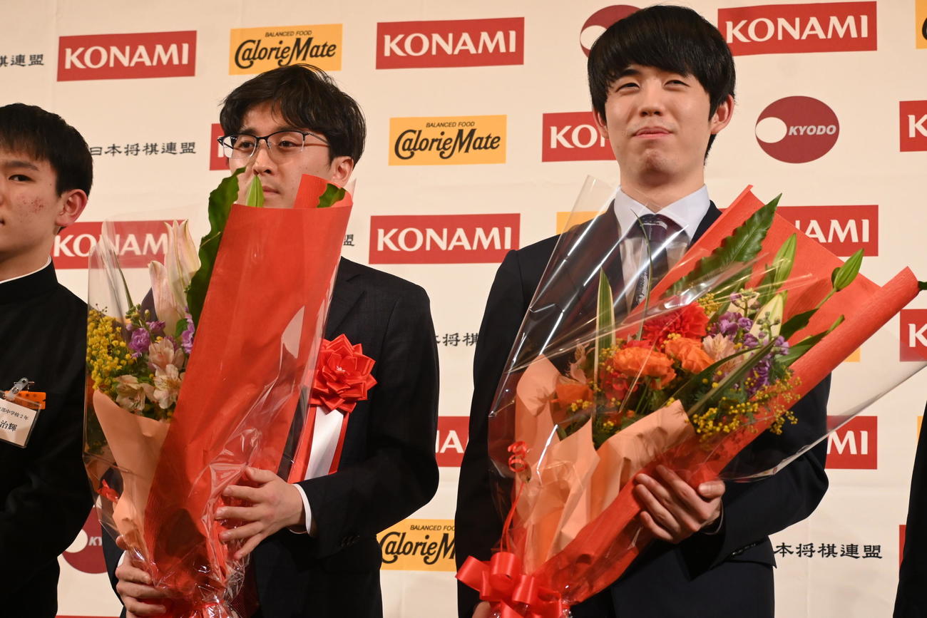 富山県魚津市内のホテルで行われた前夜祭に出席した藤井聡太棋王（右）、伊藤匠七段（撮影・松浦隆司）