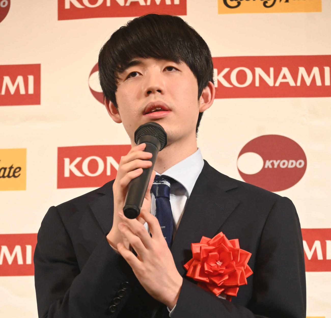 富山県魚津市内のホテルで行われた前夜祭に出席した藤井聡太棋王（撮影・松浦隆司）