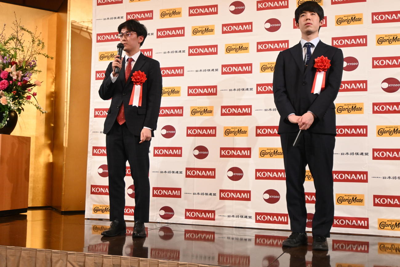 富山県魚津市内のホテルで行われた前夜祭に出席した藤井聡太棋王（右）、伊藤匠七段（撮影・松浦隆司）