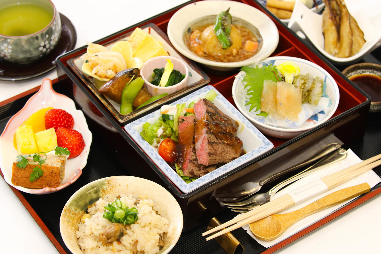 伊藤匠七段が昼食に注文した「松花堂弁当」（日本将棋連盟提供）