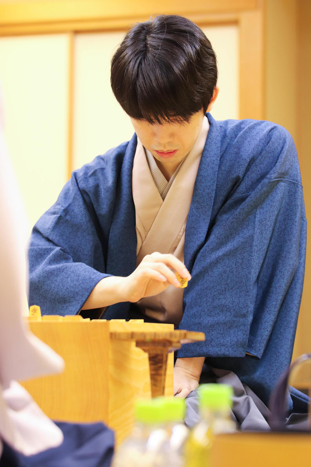 棋王戦5番勝負第1局に臨んだ藤井聡太棋王（日本将棋連盟提供）