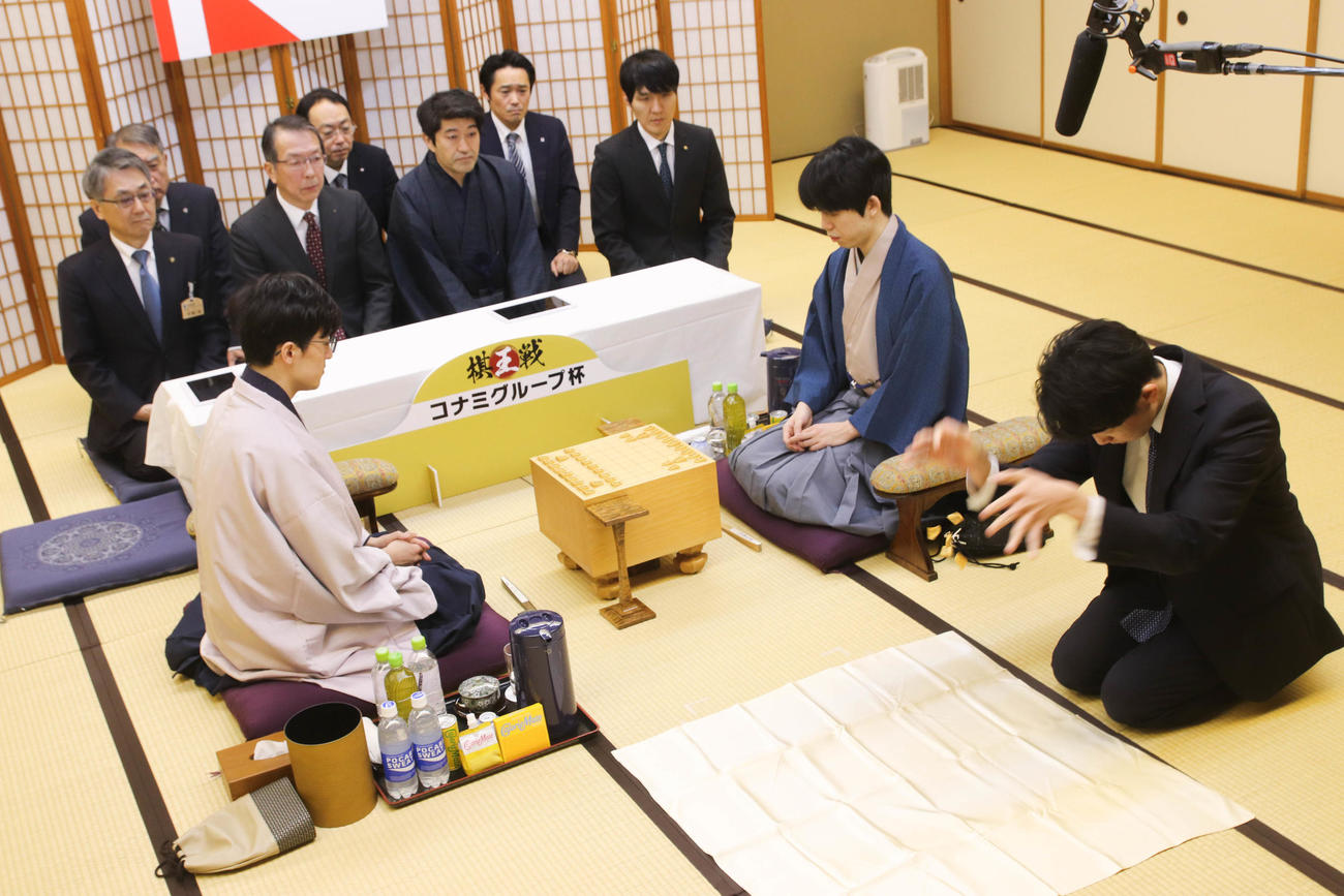 棋王戦5番勝負第1局に臨んだ藤井聡太棋王（右）、伊藤匠九段（日本将棋連盟提供）