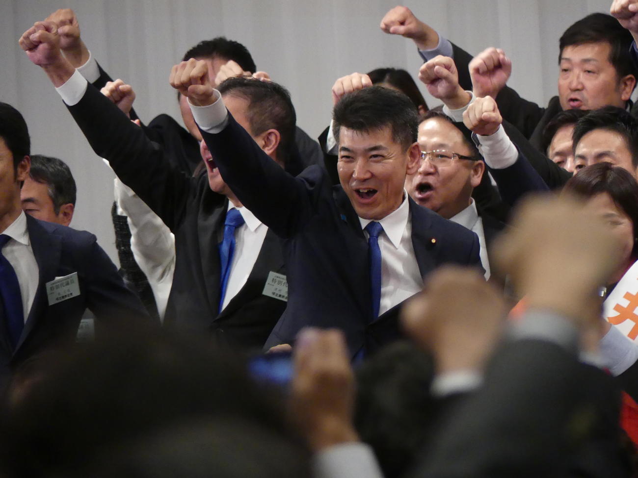 党大会の最後、次期衆院選勝利に向けて候補予定者らとガンバローを連呼する立憲民主党の泉健太代表（撮影・中山知子）