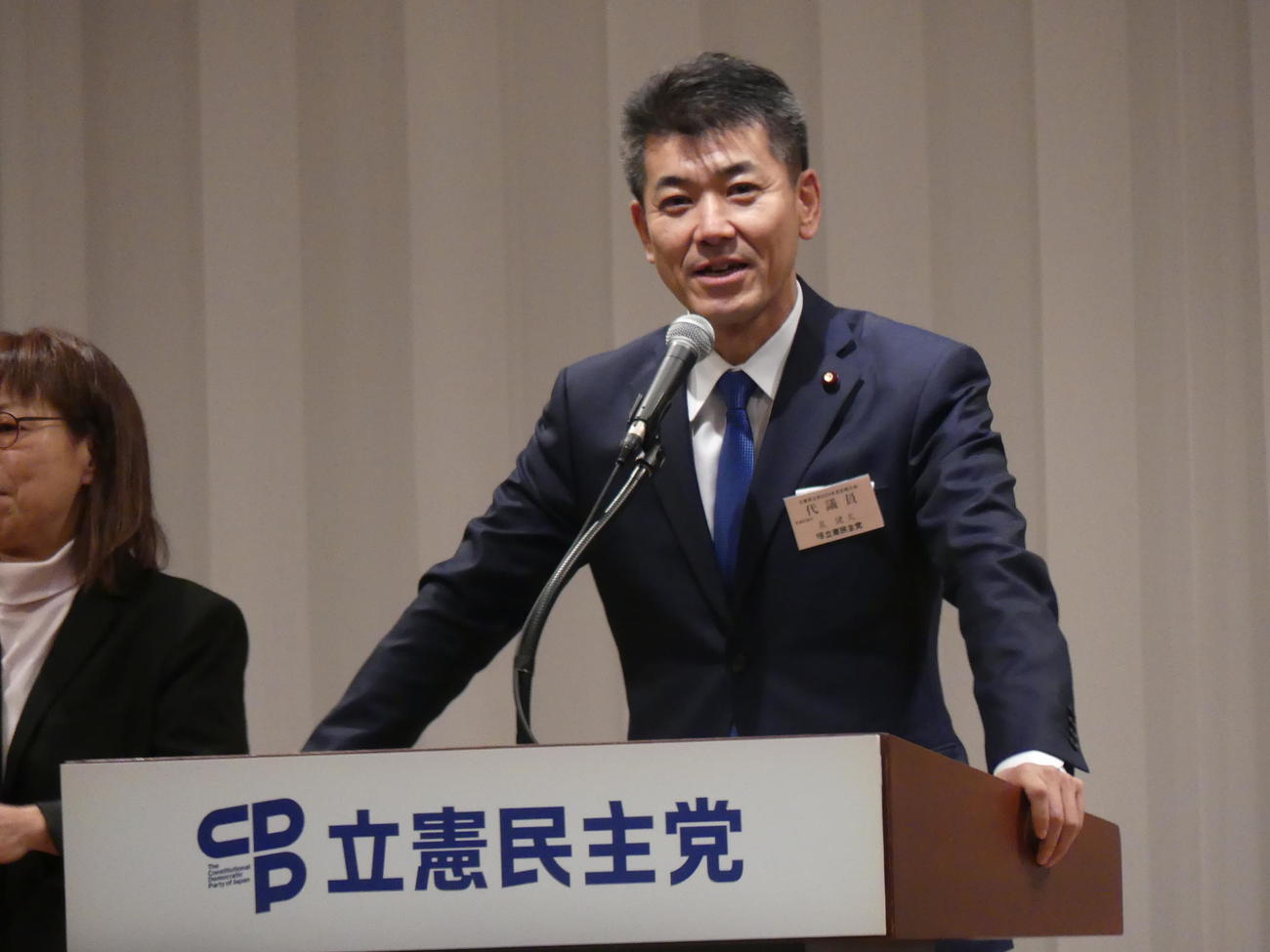 党大会であいさつする立憲民主党の泉健太代表（撮影・中山知子）