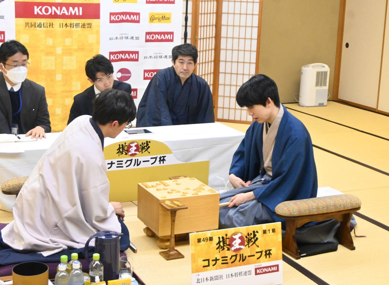 終局後、感想戦を行った藤井聡太棋王（右）と伊藤匠七段（撮影・松浦隆司）