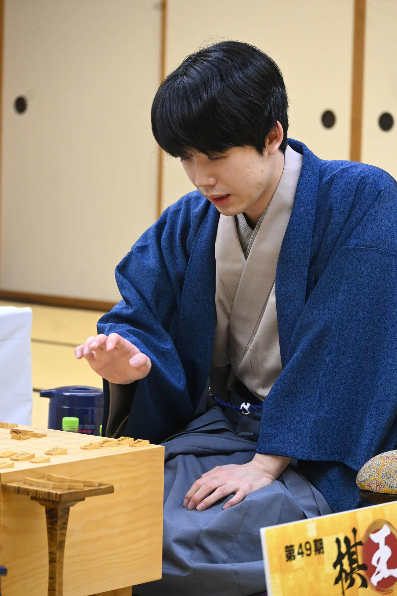 終局後、感想戦を行った藤井聡太棋王（撮影・松浦隆司）
