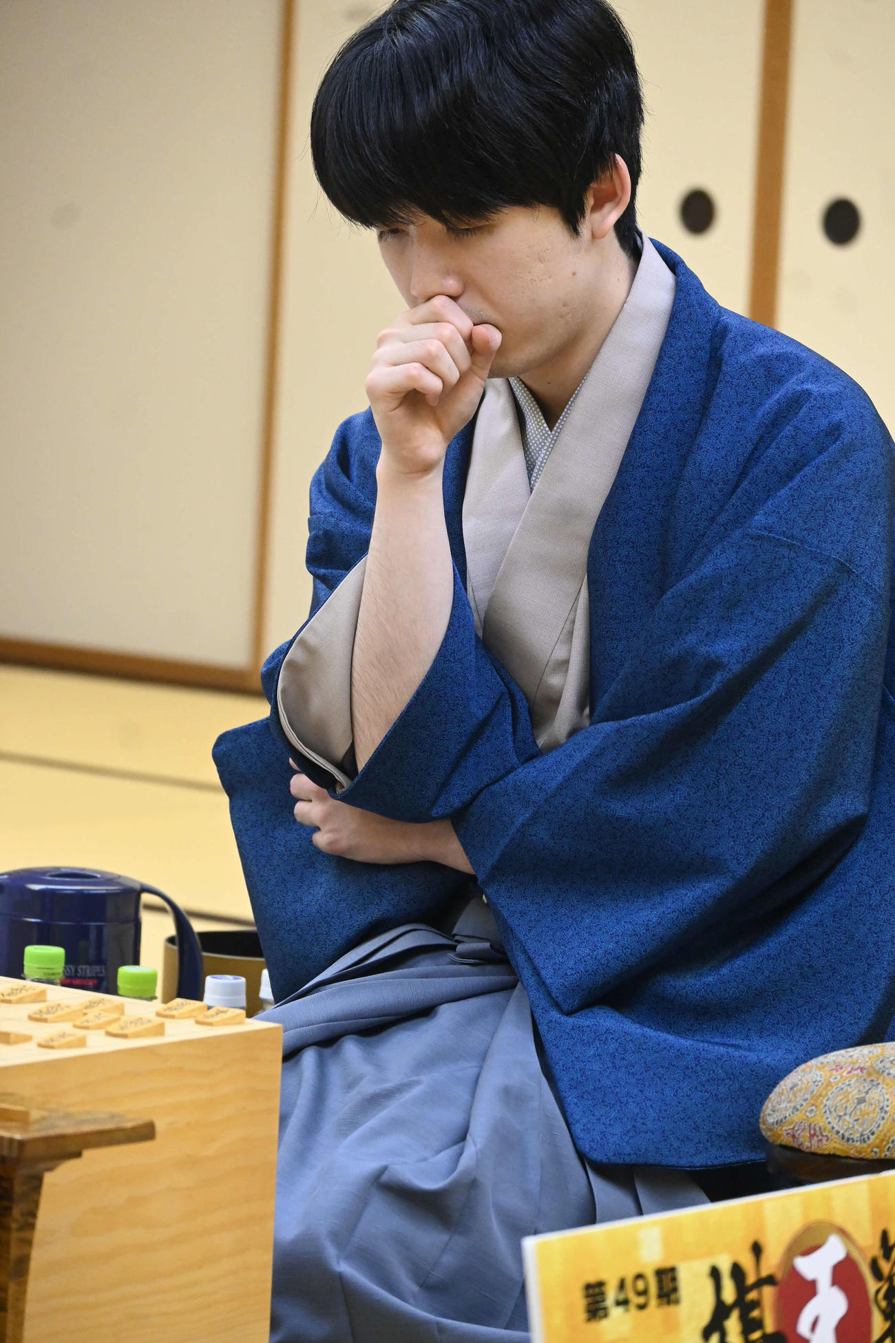 終局後、感想戦を行った藤井聡太棋王（撮影・松浦隆司）
