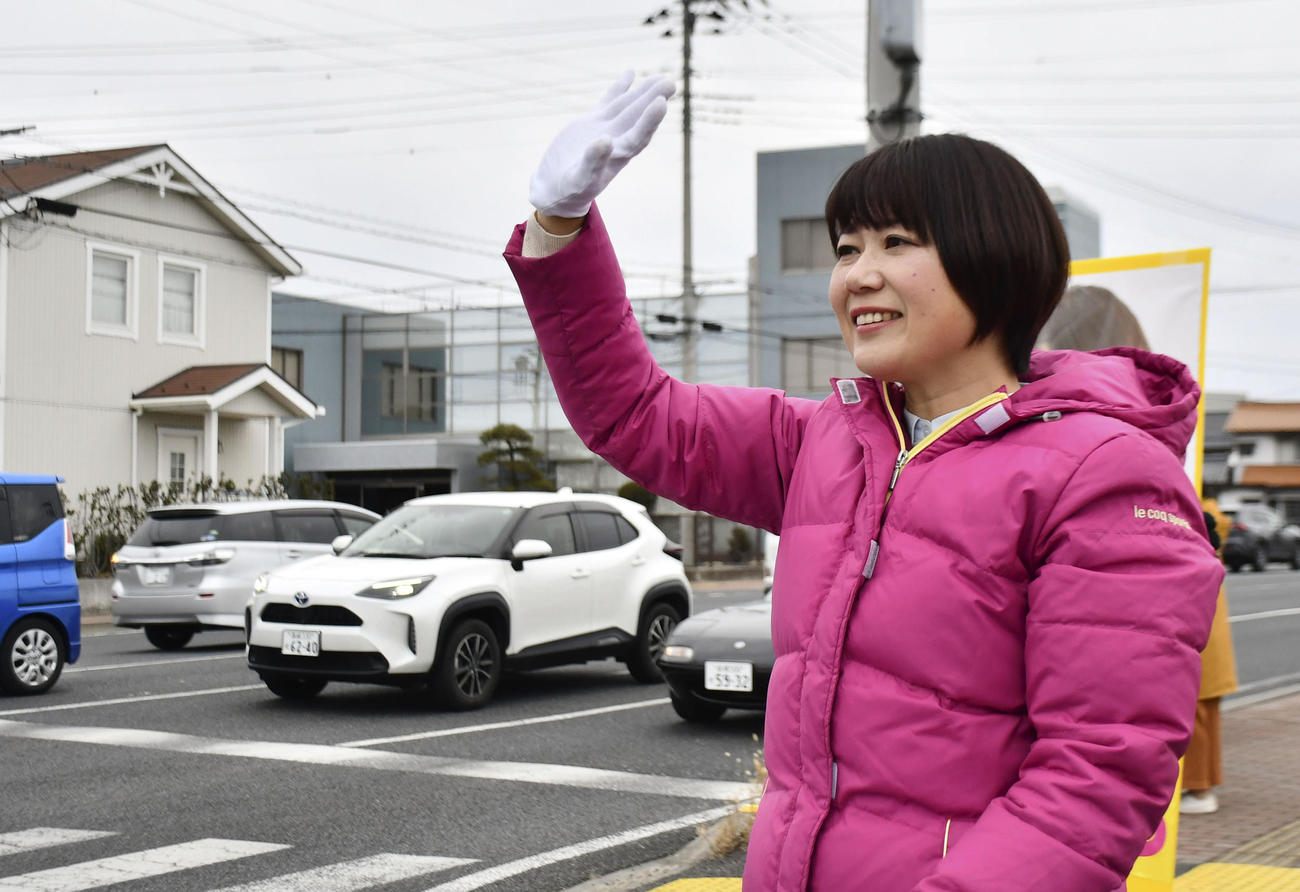 前橋市長選から一夜明け、市内の交差点で通行人らに手を振る初当選を果たした小川晶氏（共同）