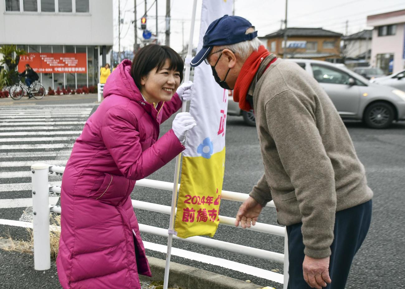 前橋市長選から一夜明け、支援者（右）と笑顔で話す初当選した小川晶氏（共同）