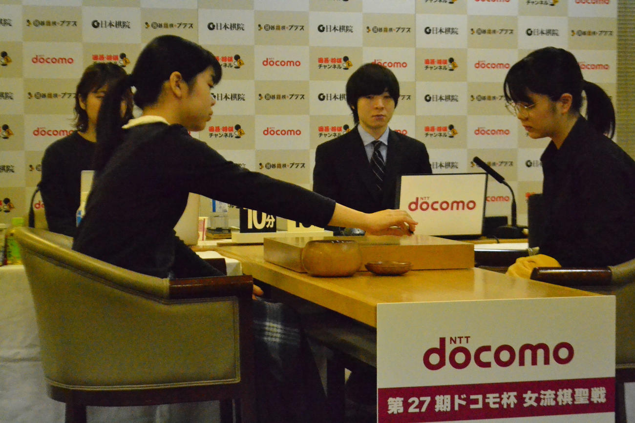 囲碁の女流棋聖戦3番勝負第3局は初タイトル獲得を狙う上野梨紗二段（左）の黒（先手）番で対局開始（右は初防衛を目指す仲邑菫女流棋聖）