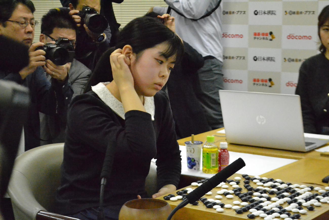 仲邑菫女流棋聖を2勝1敗で下して初のタイトルを獲得した上野梨紗二段