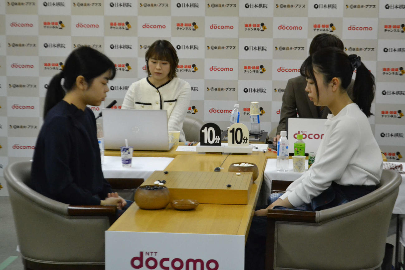 2023年12月、姉の上野愛咲美女流名人と対局する妹の上野梨紗二段。38年ぶりの姉妹での挑戦者決定戦に