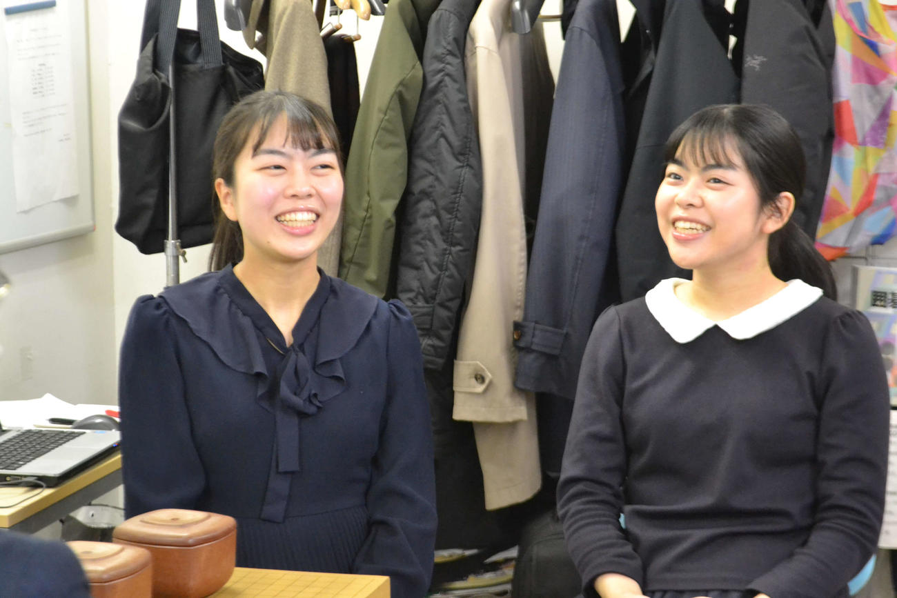 対局を終えて取材に応じた姉の上野愛咲美女流名人（左）と妹の上野梨紗新女流棋聖（右）