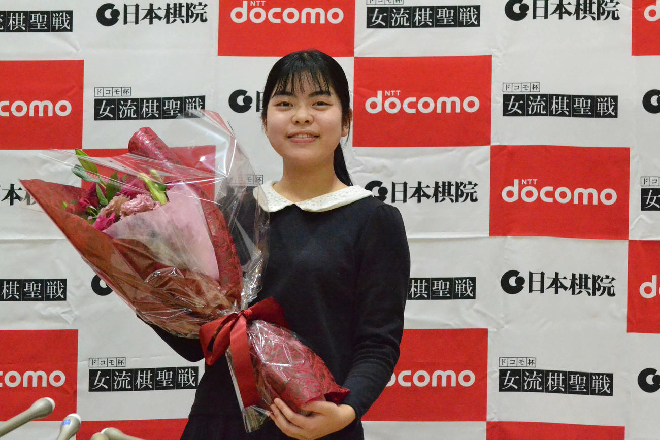 うれしい初タイトル獲得を果たして花束を手にする上野梨紗新女流棋聖