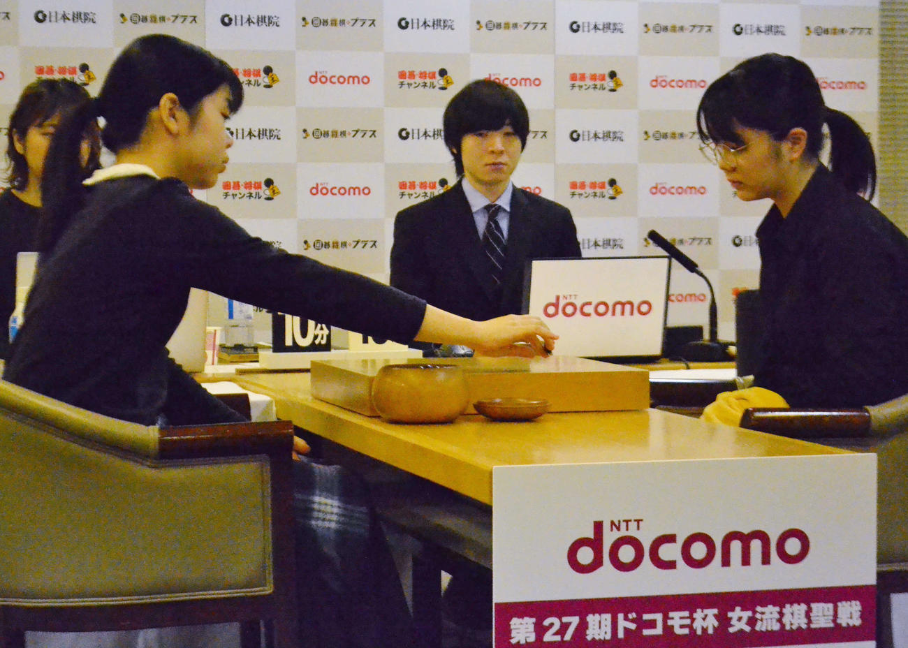 女流棋聖戦3番勝負第3局に臨む上野梨紗二段（左）と初防衛を目指す仲邑菫女流棋聖