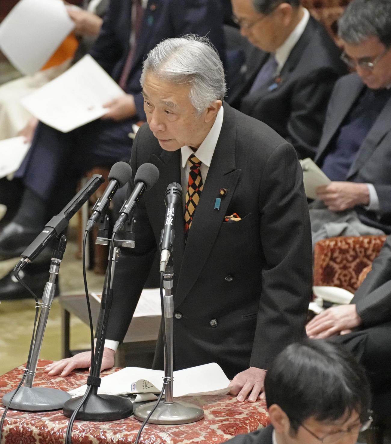 衆院予算委で答弁する盛山文科相（共同）