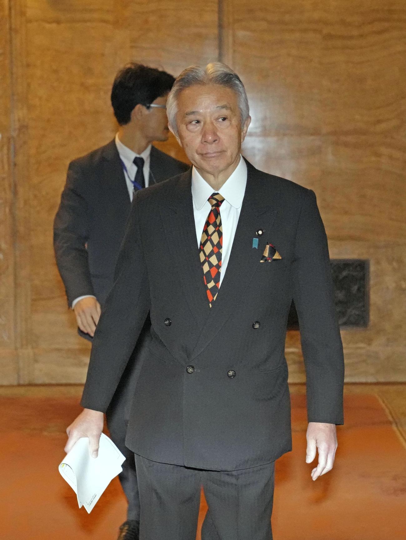 閣議後、取材対応に臨む盛山文科相（共同）