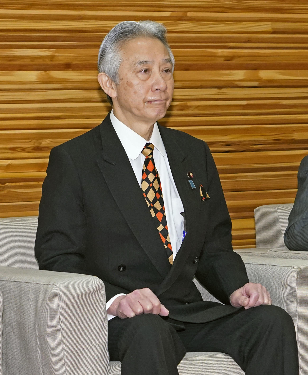 閣議に臨む盛山文科相（共同）