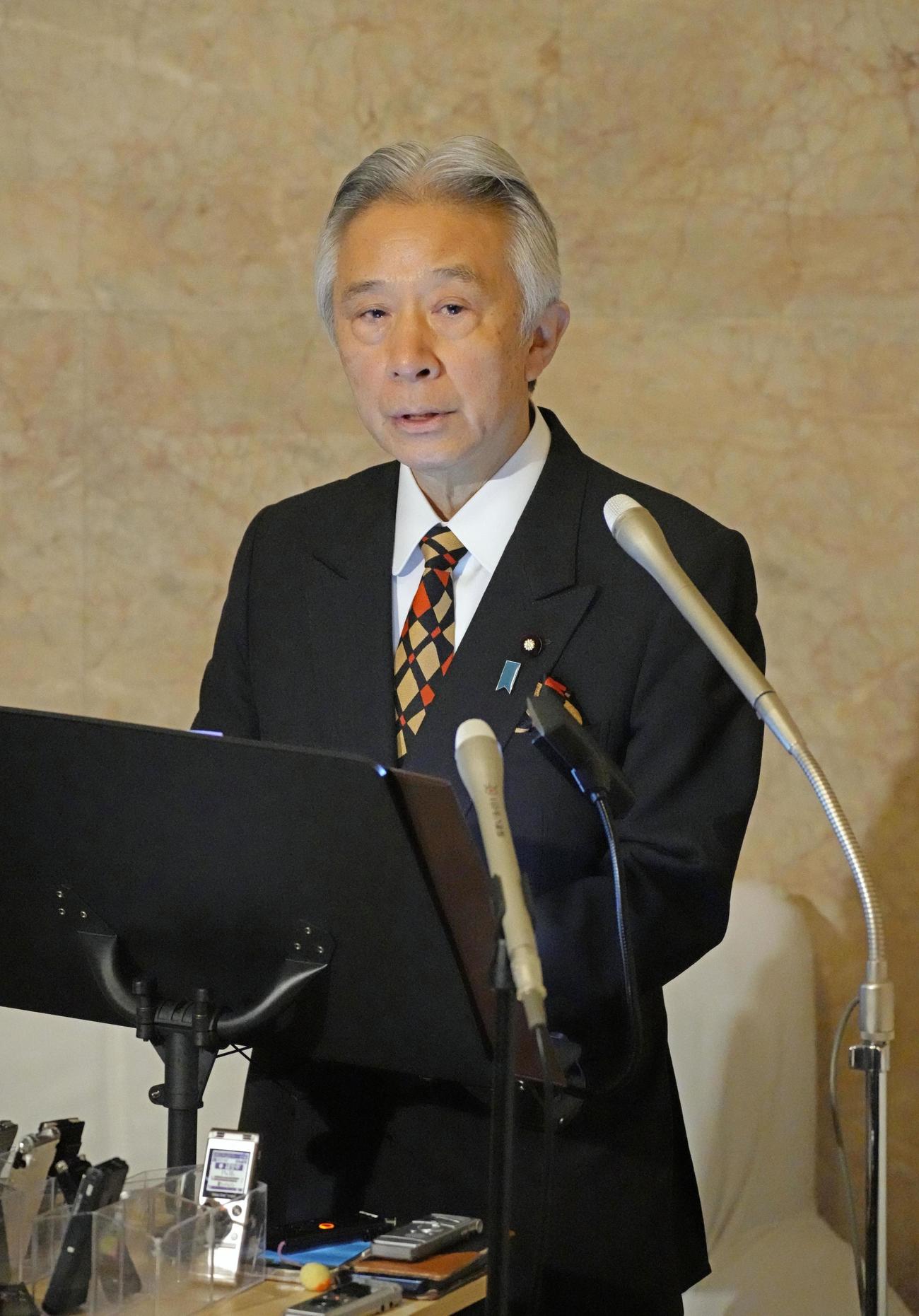 閣議後、報道陣の取材に応じる盛山文科相（共同）